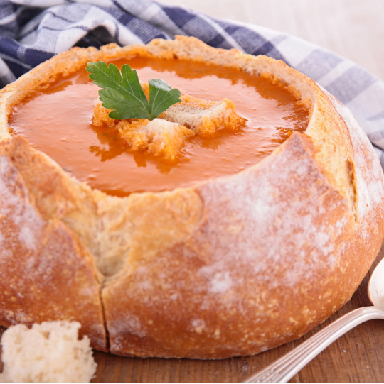 Томатный суп в хлебе